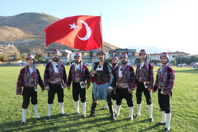 Kayseri'de Efe Kıyafetleriyle Gökyüzünde Türk Bayrağı Dalgalandırdılar
