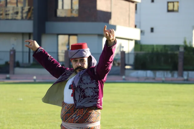 Kayseri'de Efe Kıyafetleriyle Gökyüzünde Türk Bayrağı Dalgalandırdılar