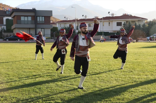 Kayseri'de Efe Kıyafetleriyle Gökyüzünde Türk Bayrağı Dalgalandırdılar