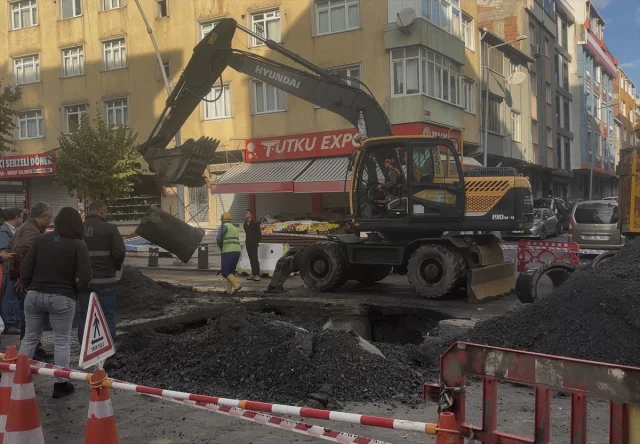 Sultangazi'de Çöken Yolda Büyük Tedbir: Trafik Alternatif Güzergahlara Yönlendirildi
