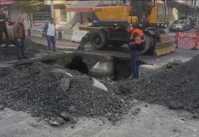 Sultangazi'de Çöken Yolda Büyük Tedbir: Trafik Alternatif Güzergahlara Yönlendirildi