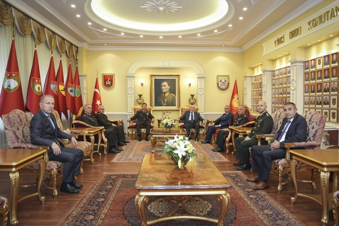 İsmet Acar'ın Anlamlı Bağışı: TSK'ya 12 Daire Hediye