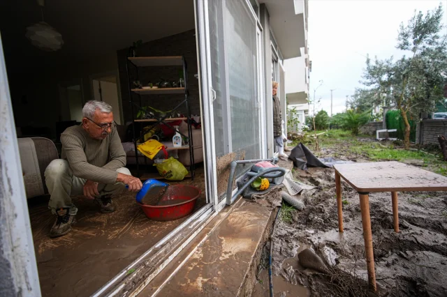 İzmir Bergama'da Sağanak Alarmı: Hayatı Olumsuz Etkiliyor