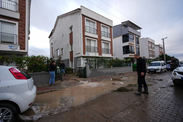 İzmir Bergama'da Sağanak Alarmı: Hayatı Olumsuz Etkiliyor
