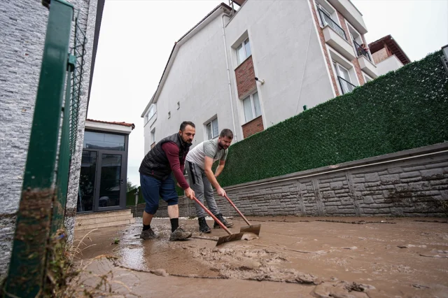 İzmir Bergama'da Sağanak Alarmı: Hayatı Olumsuz Etkiliyor