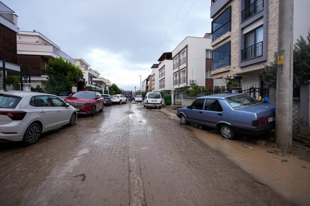 İzmir Bergama'da Sağanak Alarmı: Hayatı Olumsuz Etkiliyor