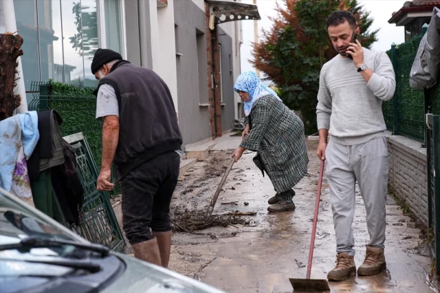İzmir Bergama'da Sağanak Alarmı: Hayatı Olumsuz Etkiliyor