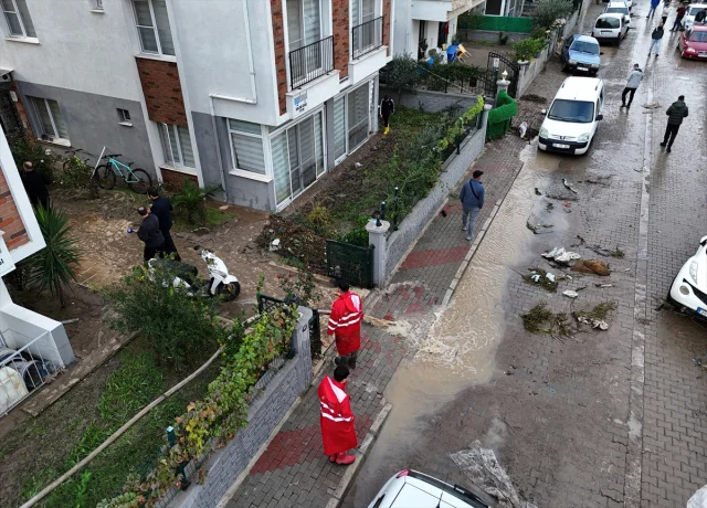 İzmir Bergama'da Sağanak Alarmı: Hayatı Olumsuz Etkiliyor