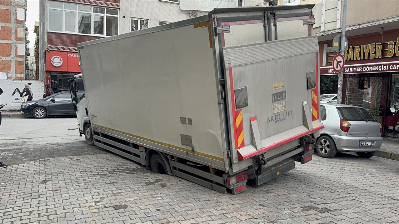 İstanbul Güngören'de Kamyon Yol Çökmesi Nedeniyle Mahsur Kaldı