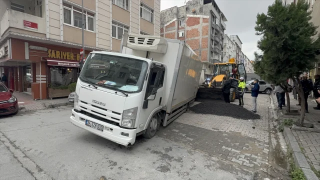 İstanbul Güngören'de Kamyon Yol Çökmesi Nedeniyle Mahsur Kaldı