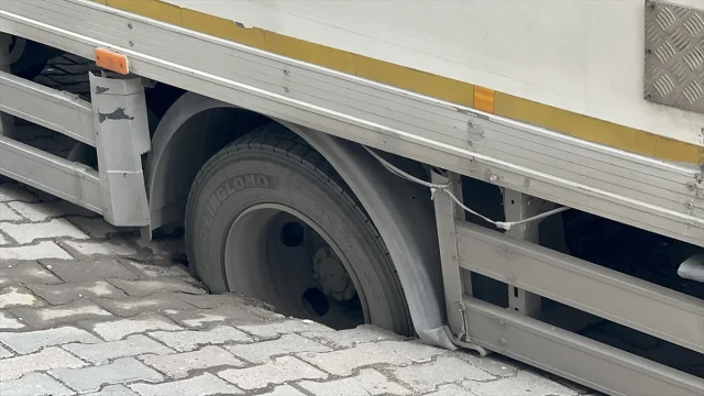 İstanbul Güngören'de Kamyon Yol Çökmesi Nedeniyle Mahsur Kaldı