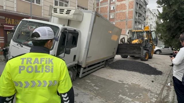 İstanbul Güngören'de Kamyon Yol Çökmesi Nedeniyle Mahsur Kaldı