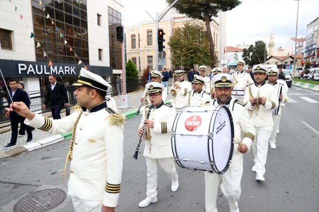 Kırklareli'nde 'Cumhuriyet Manşetli' Geleneksel Gazete Dağıtımı