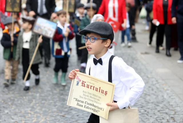 Kırklareli'nde 'Cumhuriyet Manşetli' Geleneksel Gazete Dağıtımı