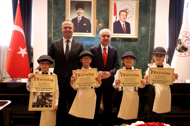 Kırklareli'nde 'Cumhuriyet Manşetli' Geleneksel Gazete Dağıtımı
