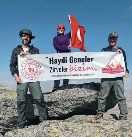 Kırşehirli Dağcılar Cumhuriyet'in 102. Yılını Görkemli Bir Zirvede Kutladı