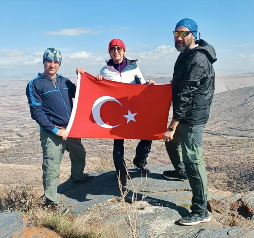 Kırşehirli Dağcılar Cumhuriyet'in 102. Yılını Görkemli Bir Zirvede Kutladı