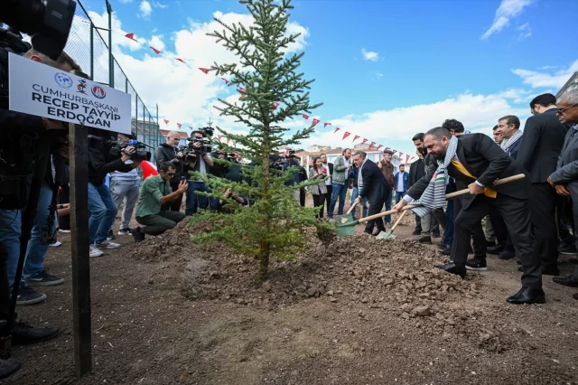 Filistinli Gazeteciler İçin Anlamlı Fidan Dikim Töreni