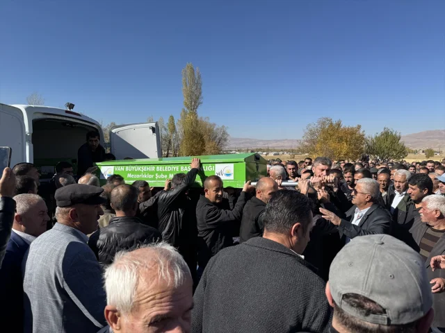 Van-Hakkari yolunda can kaybıyla sonuçlanan kaza sonrası yas