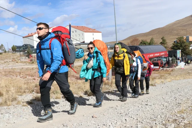 Erciyes'te Cumhuriyet İçin Zirve Tırmanışı: Eşsiz Bir Kutlama