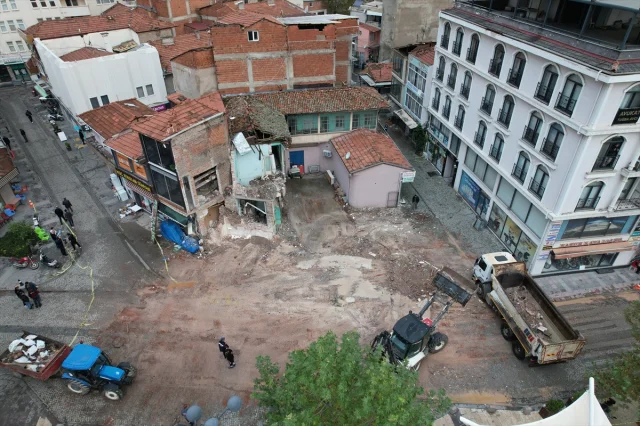 Balıkesir Sındırgı'yı Sarsan Depremin Ardından Enkaz Kaldırma Çalışmaları Hızlandı