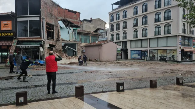 Balıkesir Sındırgı'yı Sarsan Depremin Ardından Enkaz Kaldırma Çalışmaları Hızlandı