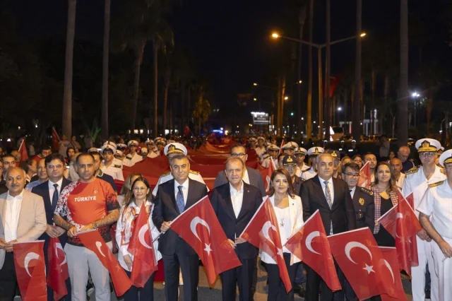 Mersin'de Cumhuriyet Coşkusuna Renk Katan Dev Türk Bayrağı Y...