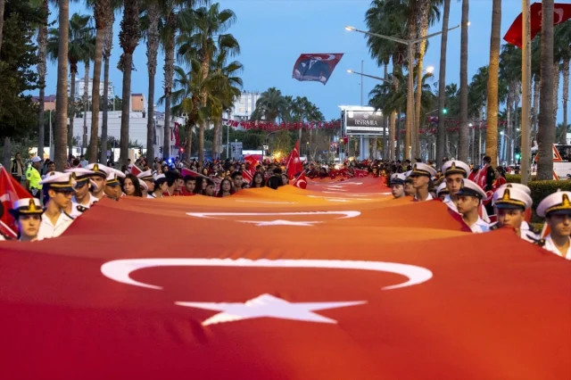 Mersin'de Cumhuriyet Coşkusuna Renk Katan Dev Türk Bayrağı Yürüyüşü