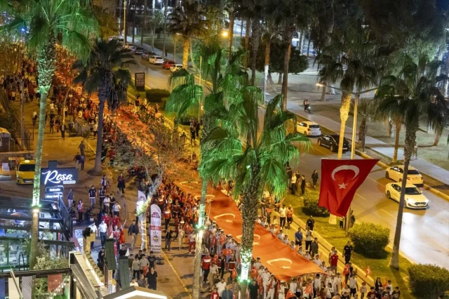Mersin'de Cumhuriyet Coşkusuna Renk Katan Dev Türk Bayrağı Yürüyüşü