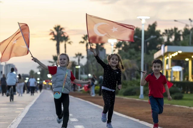 Mersin'de Cumhuriyet Coşkusuna Renk Katan Dev Türk Bayrağı Yürüyüşü
