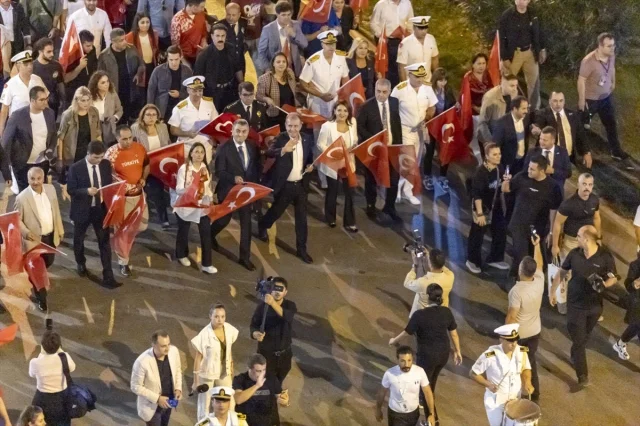 Mersin'de Cumhuriyet Coşkusuna Renk Katan Dev Türk Bayrağı Yürüyüşü