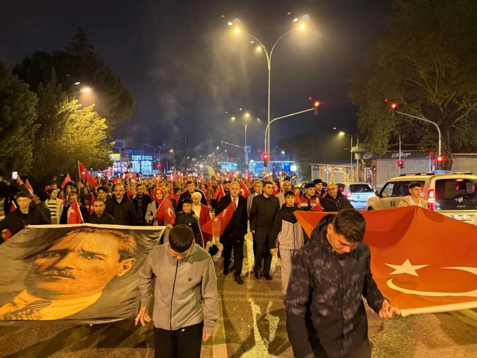 Bilecik'te Fener Alayı Coşkusu: Cumhuriyet'in 102. Yılı Büyüledi