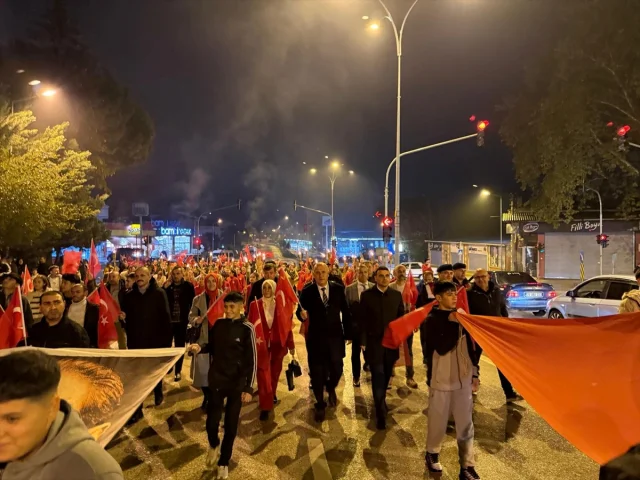 Bilecik'te Fener Alayı Coşkusu: Cumhuriyet'in 102. Yılı Büyüledi