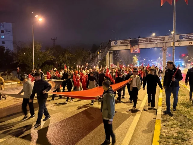 Bilecik'te Fener Alayı Coşkusu: Cumhuriyet'in 102. Yılı Büyüledi