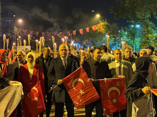 Bilecik'te Fener Alayı Coşkusu: Cumhuriyet'in 102. Yılı Büyüledi