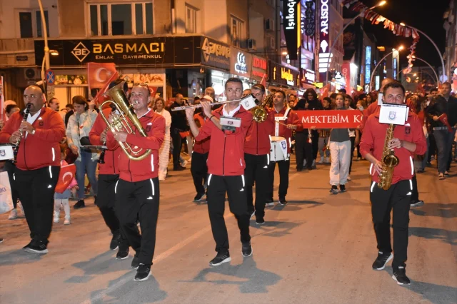 Karaman'da Cumhuriyet Bayramı Coşkusu Fener Alayı İle Başladı
