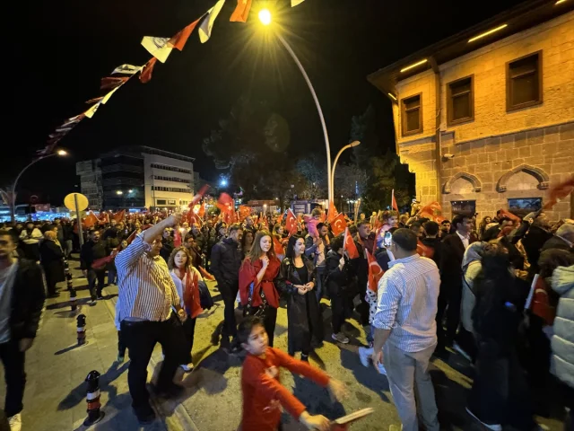 Karaman'da Cumhuriyet Bayramı Coşkusu Fener Alayı İle Başladı