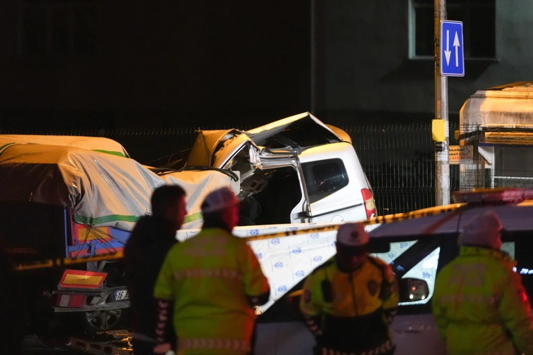 Sultanbeyli'de Film Gibi Kaza: Polisten Kaçan Araç Tıra Çarptı
