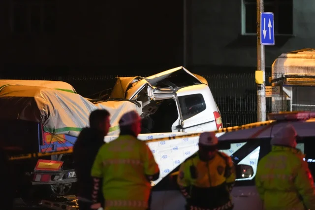 Sultanbeyli'de Film Gibi Kaza: Polisten Kaçan Araç Tıra Çarp...