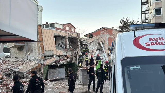 Kocaeli'de 6 Katlı Binanın Gizemli Çöküşü