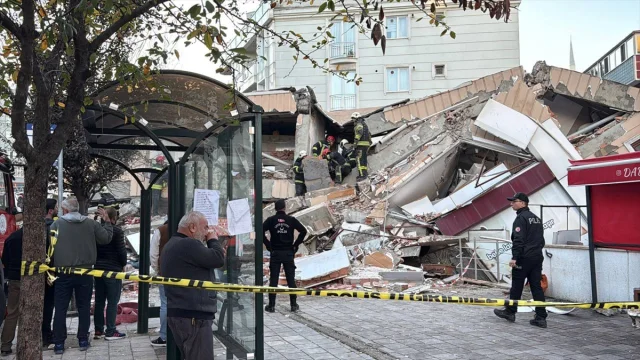 Kocaeli'de 6 Katlı Binanın Gizemli Çöküşü