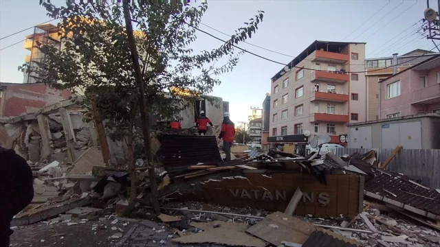 Kocaeli'de 6 Katlı Binanın Gizemli Çöküşü