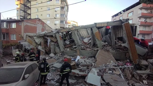 Kocaeli'de 6 Katlı Binanın Gizemli Çöküşü
