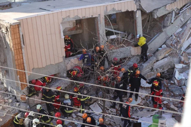Kocaeli Gebze'de 7 Katlı Bina Çöktü Kurtarma Ekipleri Seferber Oldu
