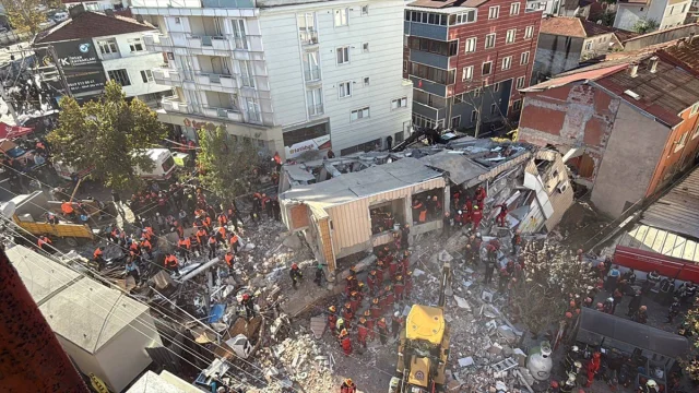 Kocaeli Gebze'de 7 Katlı Bina Çöktü Kurtarma Ekipleri Seferber Oldu