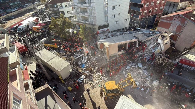 Kocaeli Gebze'de 7 Katlı Bina Çöktü Kurtarma Ekipleri Seferber Oldu