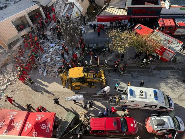 Kocaeli Gebze'de 7 Katlı Bina Çöktü Kurtarma Ekipleri Seferber Oldu
