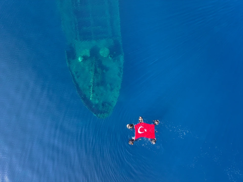 İzmir'de Su Altında Cumhuriyet Coşkusu: Dalgıç Polislerin Unutulmaz Kutlaması