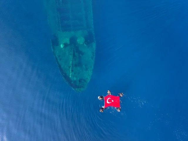 İzmir'de Su Altında Cumhuriyet Coşkusu: Dalgıç Polislerin Un...