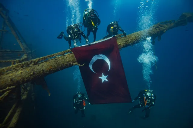 İzmir'de Su Altında Cumhuriyet Coşkusu: Dalgıç Polislerin Unutulmaz Kutlaması